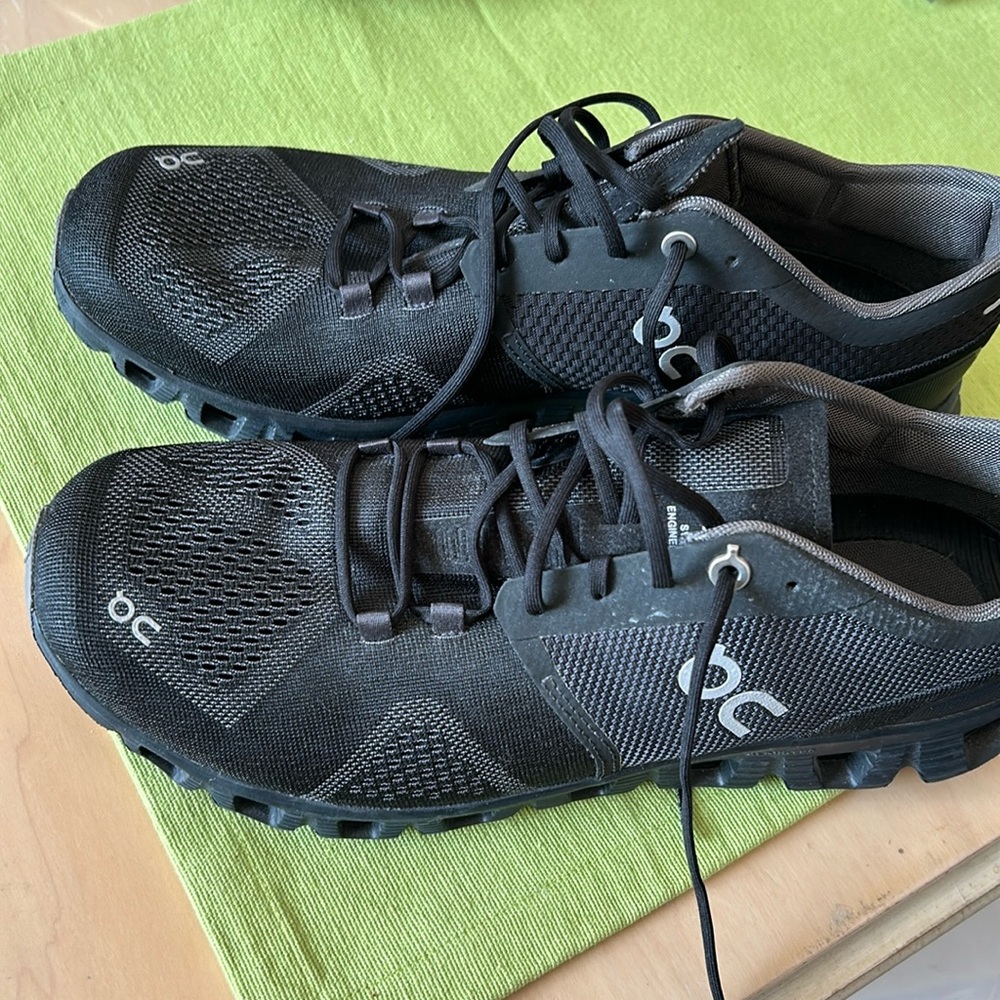 QU men’s running shoes in excellent condition in a size 10 1/2 color is black
